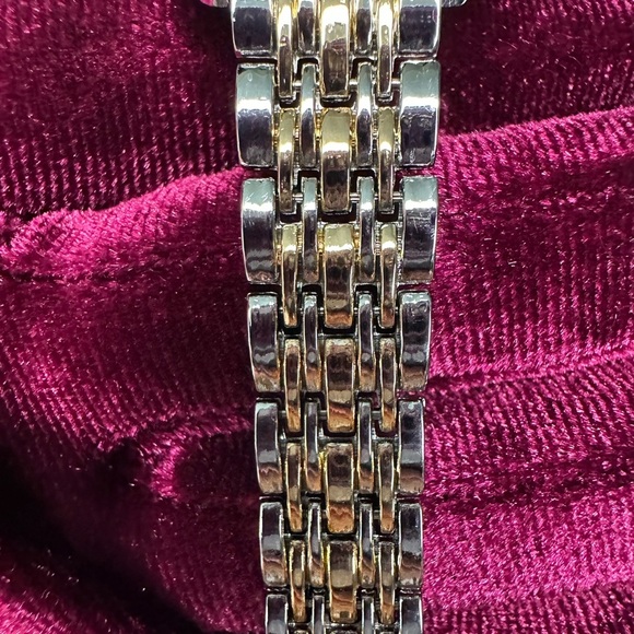 Steel modern Women's Gold and Silver Quartz Watch - Picture 5 of 8